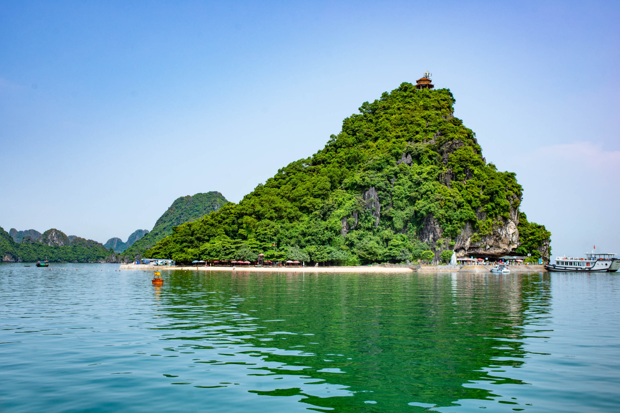 下龙湾唯一可以登陆的离岛除了有沙滩还可俯瞰整个海上桂林