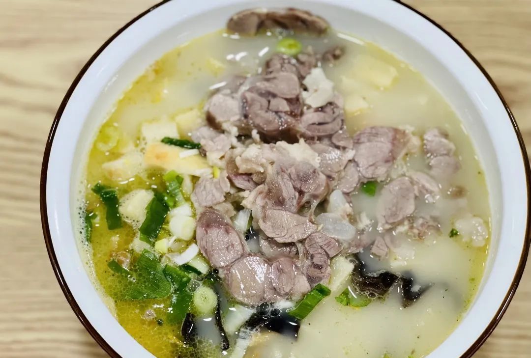 吃在大连肉烂汤浓肥而不腻的羊肉泡馍吃起来格外香气四溢