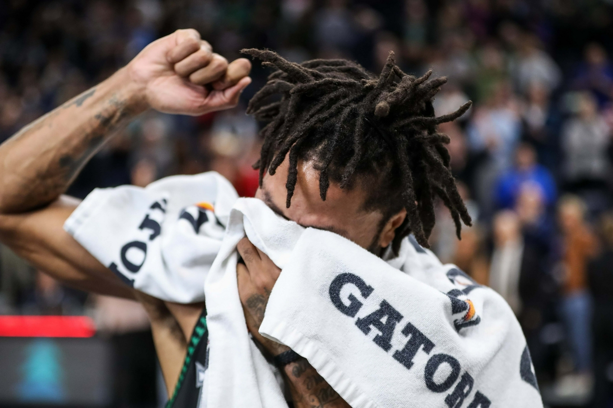 记得上一次有人砍下50分激动落泪的是德里克罗斯