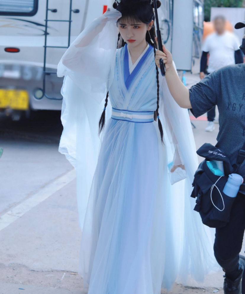 鞠婧祎花戎路透改眉后神似蜡笔小新神颜光环离家出走