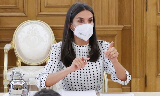 48岁莱后的营业状态好真实!白发掩面老太多,昔日旧裙穿出初恋感休闲区蓝鸢梦想 - Www.slyday.coM 48岁莱后的营业状态好真实!白发掩面老太多,昔日旧裙穿出初恋感休闲区蓝鸢梦想 - Www.slyday.coM