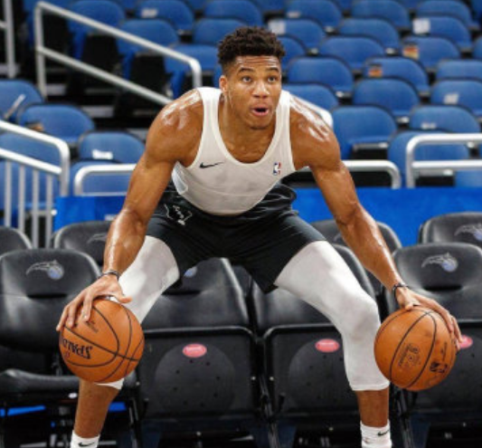 字母哥进入联盟8年时间,8张图感受身材变化,努力造就