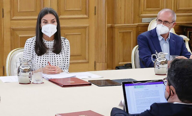 48岁莱后的营业状态好真实!白发掩面老太多,昔日旧裙穿出初恋感休闲区蓝鸢梦想 - Www.slyday.coM 48岁莱后的营业状态好真实!白发掩面老太多,昔日旧裙穿出初恋感休闲区蓝鸢梦想 - Www.slyday.coM