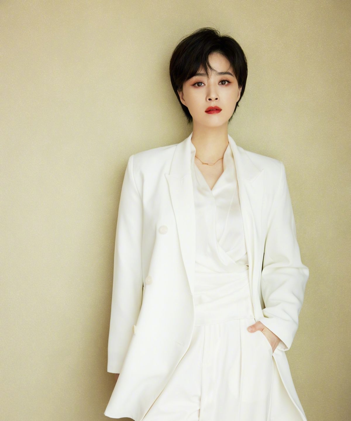 长发蒋欣梦回欢乐颂与杨紫重聚上综艺路透穿搭太高级