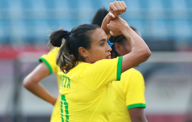 35岁玛塔又进球了!涂口红惊艳,差点半场3-0中国,贾秀全压力大