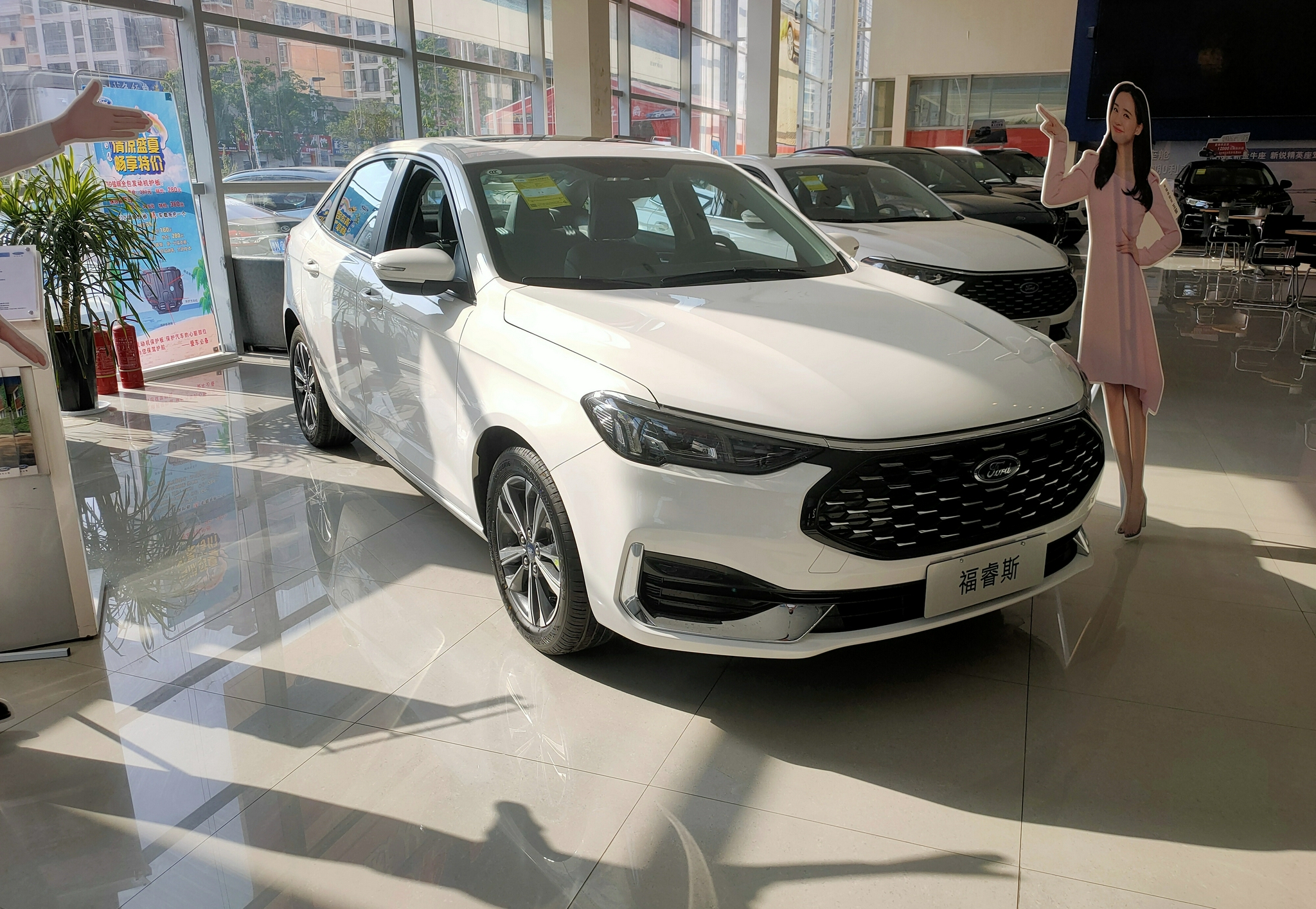 探店2021款福睿斯,1.5升动力依旧,顶配裸车价已到10万内