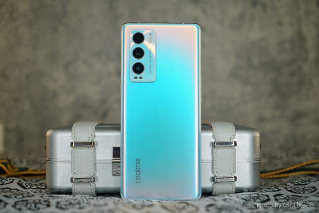 同时,该机屏幕采用了cop封装工艺,下巴控制还可以.