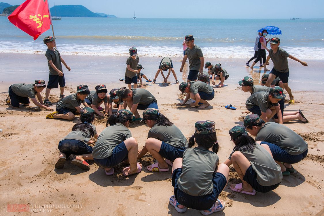 38度的高温,一群孩子在沙滩上暴晒,这种夏令营你会让孩子去吗?