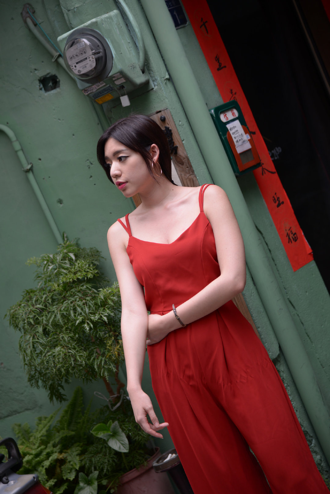 美女一身红色连体阔腿裤衬托肌肤白皙玉洁充满生机活力