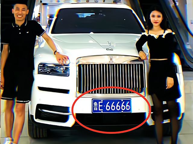 dnf:旭旭宝宝如何炫富?徒手掰劳斯莱斯车标,掰坏就直接买了?