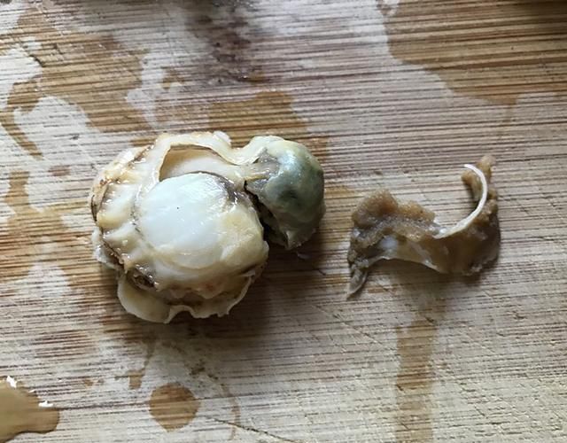 后开始清理贝肉,用刀将贝肉的内脏看上去黑色的东西去除3煮一锅开水