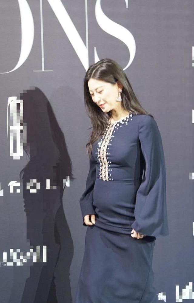 朱珠挺肚大如箩现身生日聚会!穿黑裙优雅大气,涂烈焰红唇真美艳