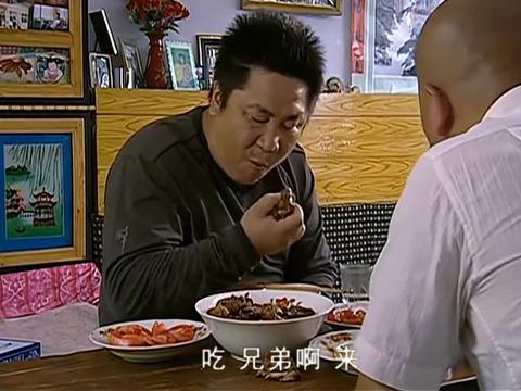 刘大脑袋吃饭讲究多,一会嫌刘能家菜咸了,一会嫌鸡肉没炖好