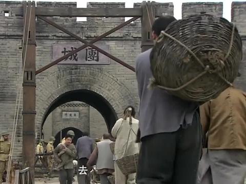 雷子枫等人按计划进城,谁知城门戒备森严,好险听从于飞顺利进成