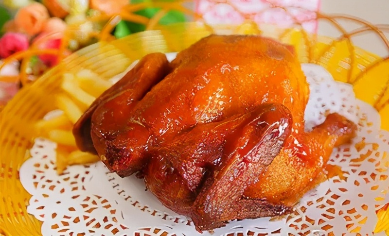 1,红扒鸡红扒鸡这道菜,听名字就是道硬菜,其实做法特别的简单,咱们在