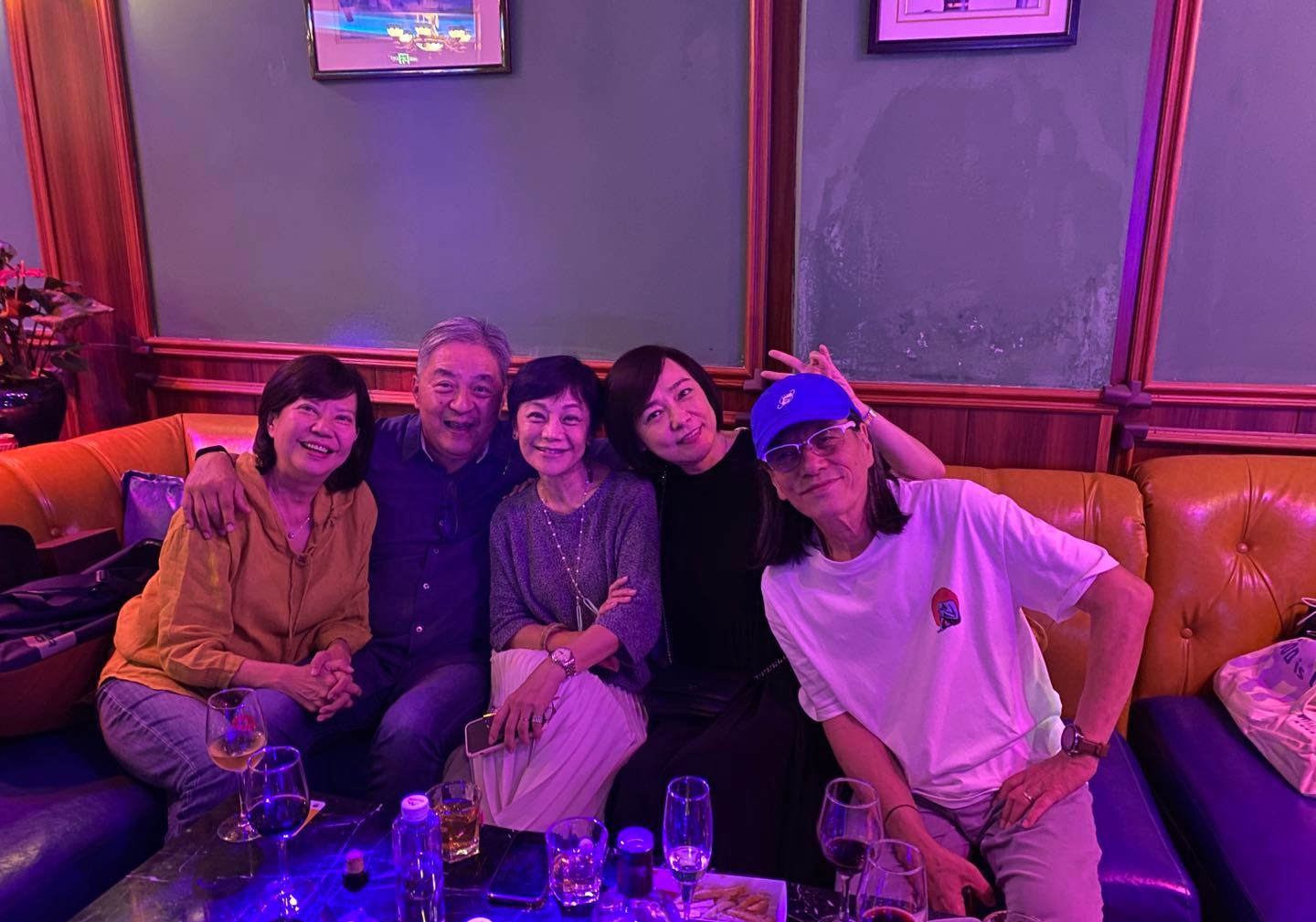 神仙姐姐朱宝意晒聚会照张艾嘉携夫现身富豪老公长发抢镜