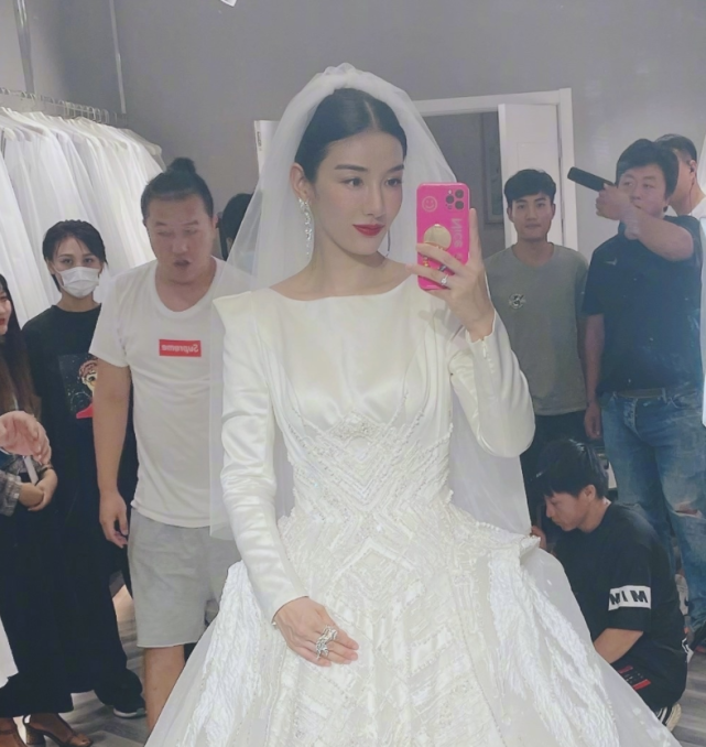 43岁黄奕自嘲老要嫁人!穿白婚纱涂烈焰红唇美回巅峰,气质状态佳