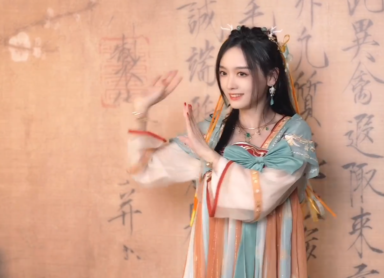 灵儿cos瑶妹,kpl官方都忍不住分享,看到梦嫂的瑶妹,差距很大