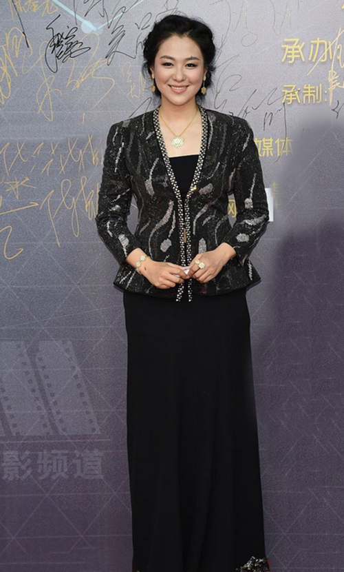 沈傲君出席活动的造型就很好地运用了黑色穿搭.