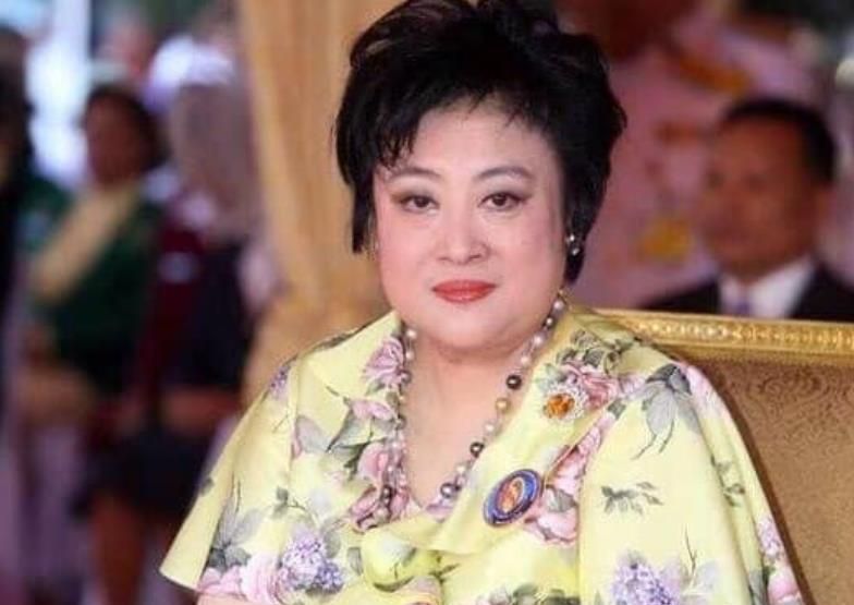 69岁泰王心怀愧疚,给颂妃母女最高礼遇,一家三口登上皇家海报