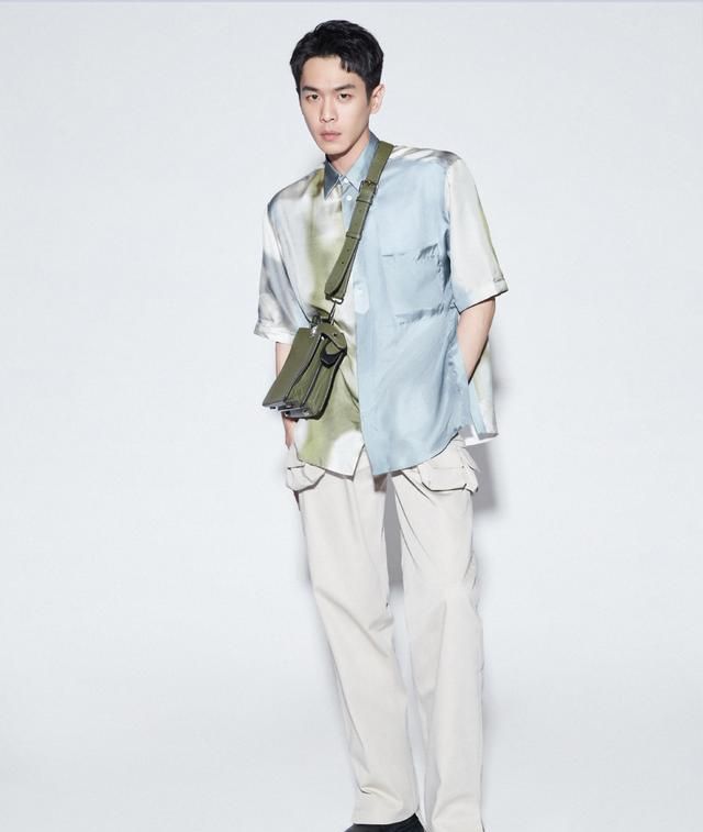 张若昀时尚穿搭休闲与雅致同在还有经典搭配更是帅气俊朗