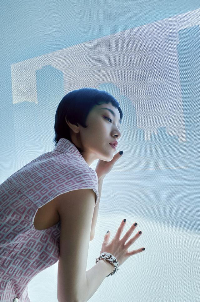 郭采洁的时尚感真好,穿粉裙腰间打褶秀蛮腰,配狗啃式短发真任性