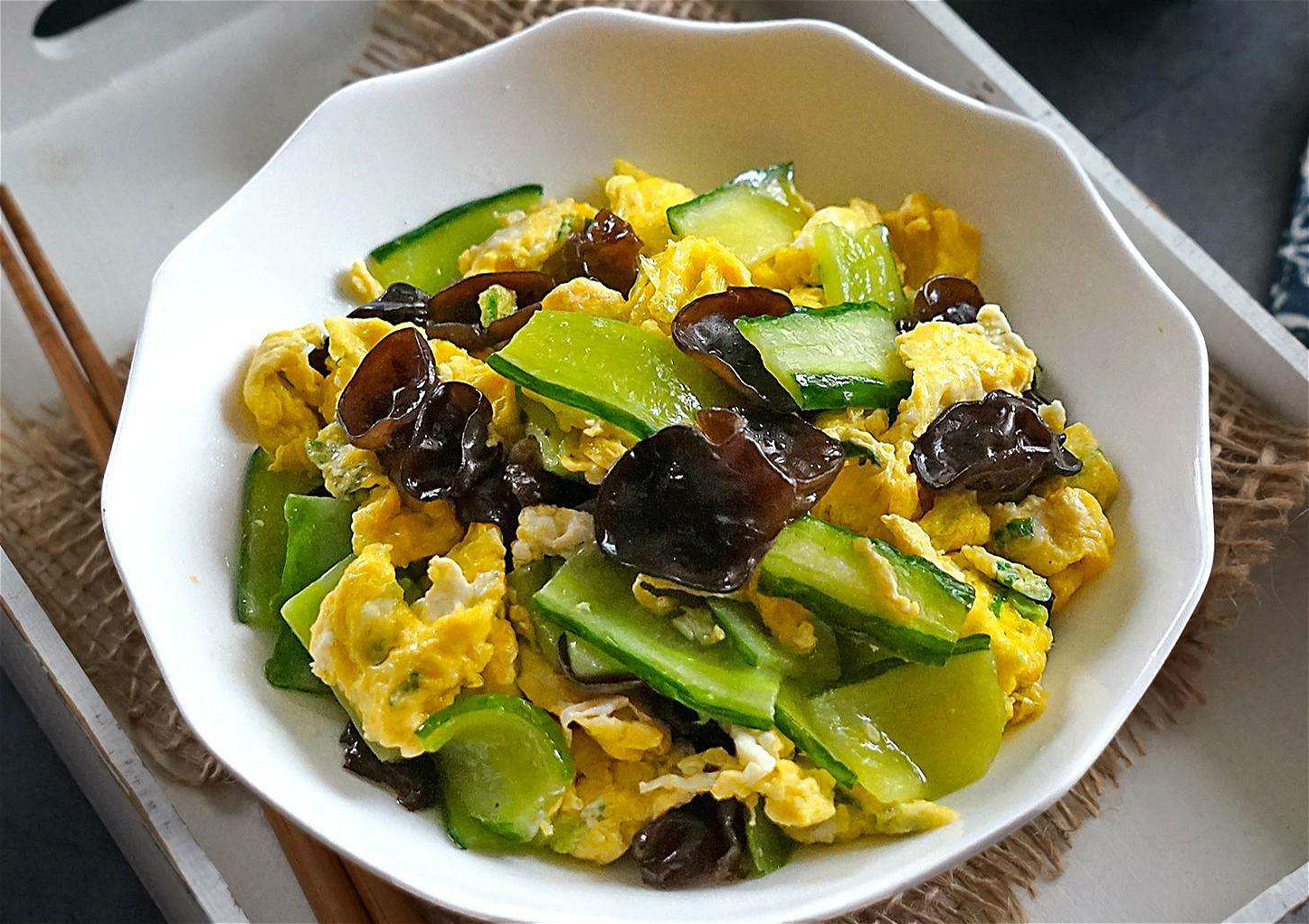 搭配多样的家常小炒菜黄瓜木耳炒鸡蛋清淡营养又可口