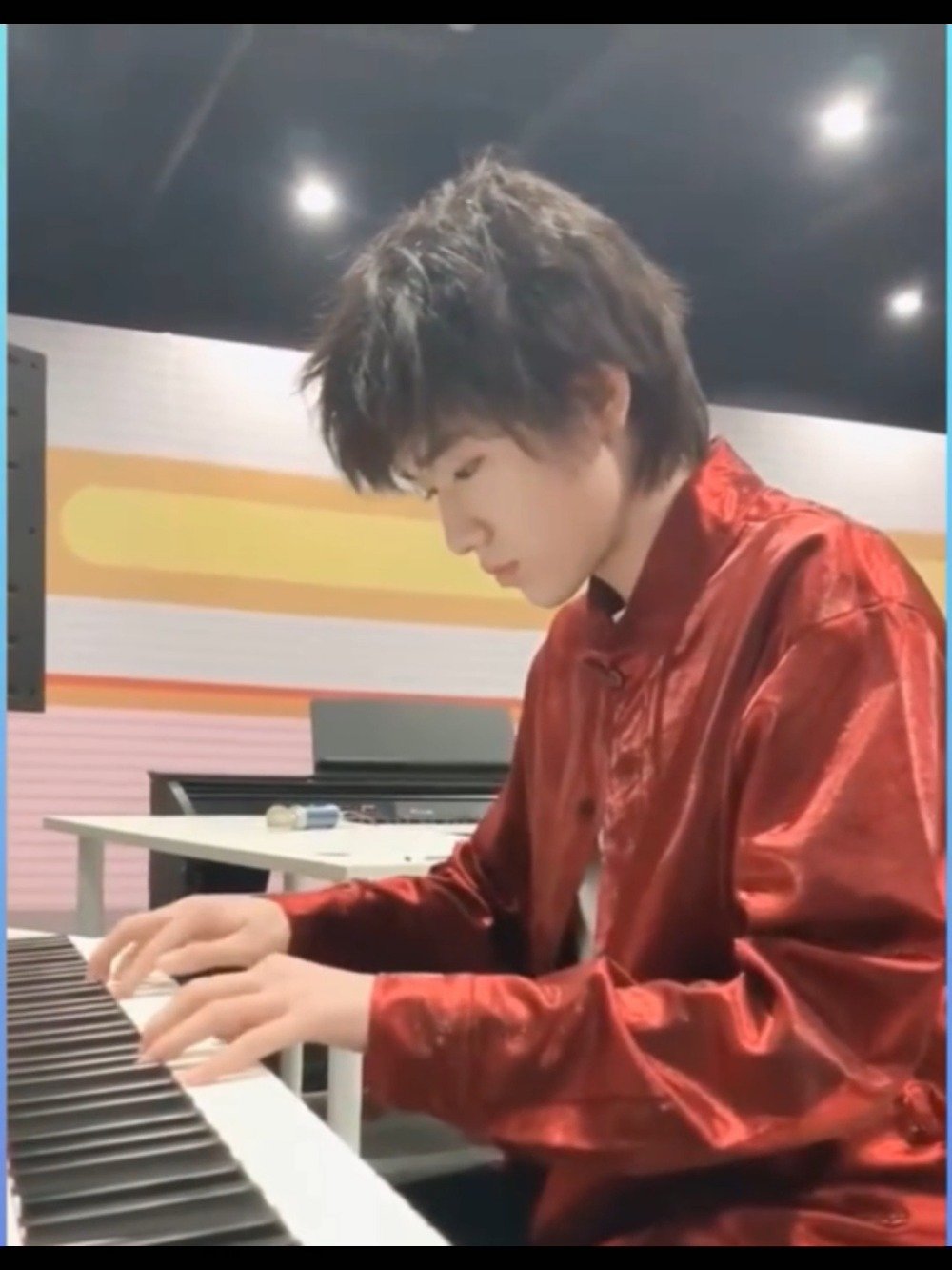 宋亚轩钢琴小合集 钢琴弹得不错哦 是腻害 是腻害