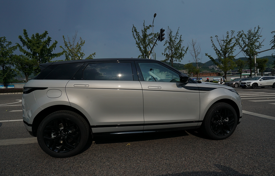 加长的极光还是不是极光?抢先探店试驾揽胜极光l,后排真香!