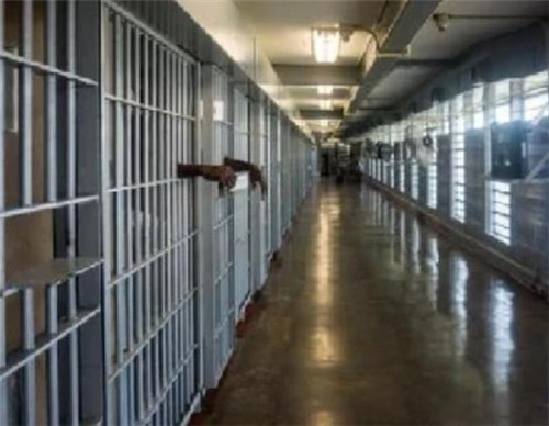 被判无期徒刑的犯人每天都在监狱里干嘛说了你可能都不信
