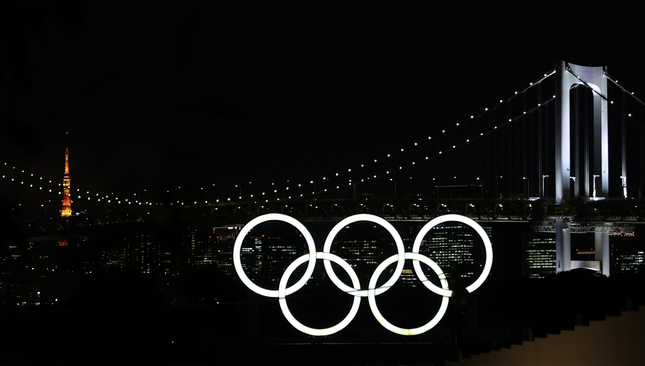 7月21日,位于东京湾的奥运五环标志被点亮.新华社记者 丁旭 摄