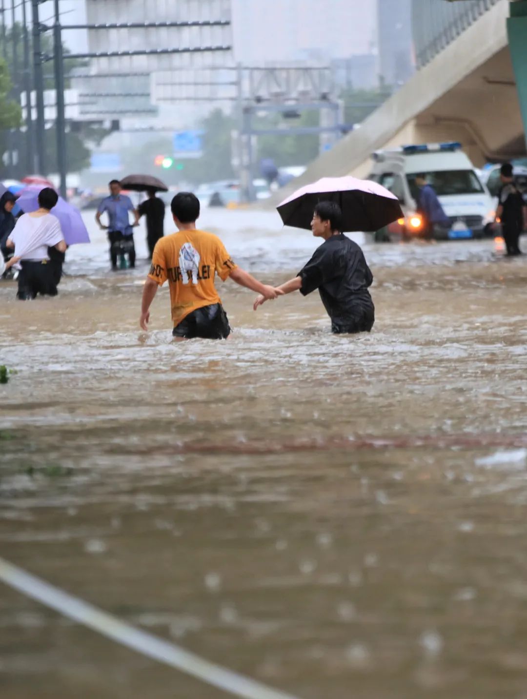 浙江宁波沙堰村600余人被洪水围困 消防紧急营救|消防员|营救|洪水_新浪新闻