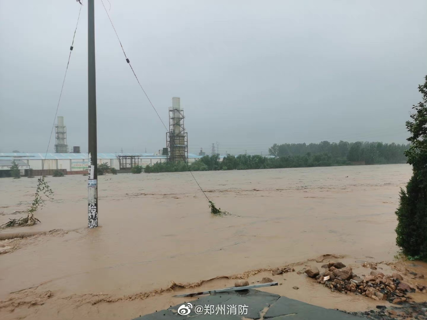 洪水中的电线杆意味着危险    图源/郑州消防