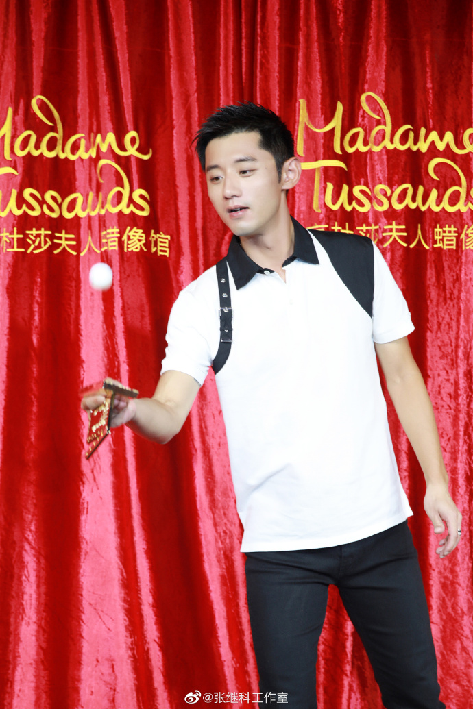 张继科亮相北京杜莎夫人蜡像馆为蜡像揭幕 完美再现撕球衣经典动作