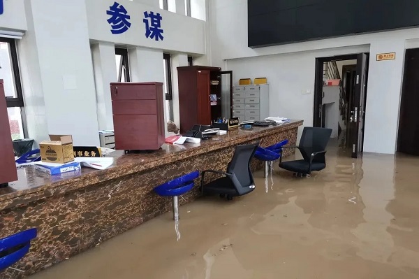 积水中的郑州市检察院案件管理大厅