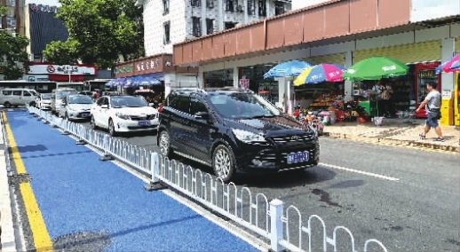 (7月20日上午,湘雅二医院西侧,优化后的南元宫巷人车分离,新增监控