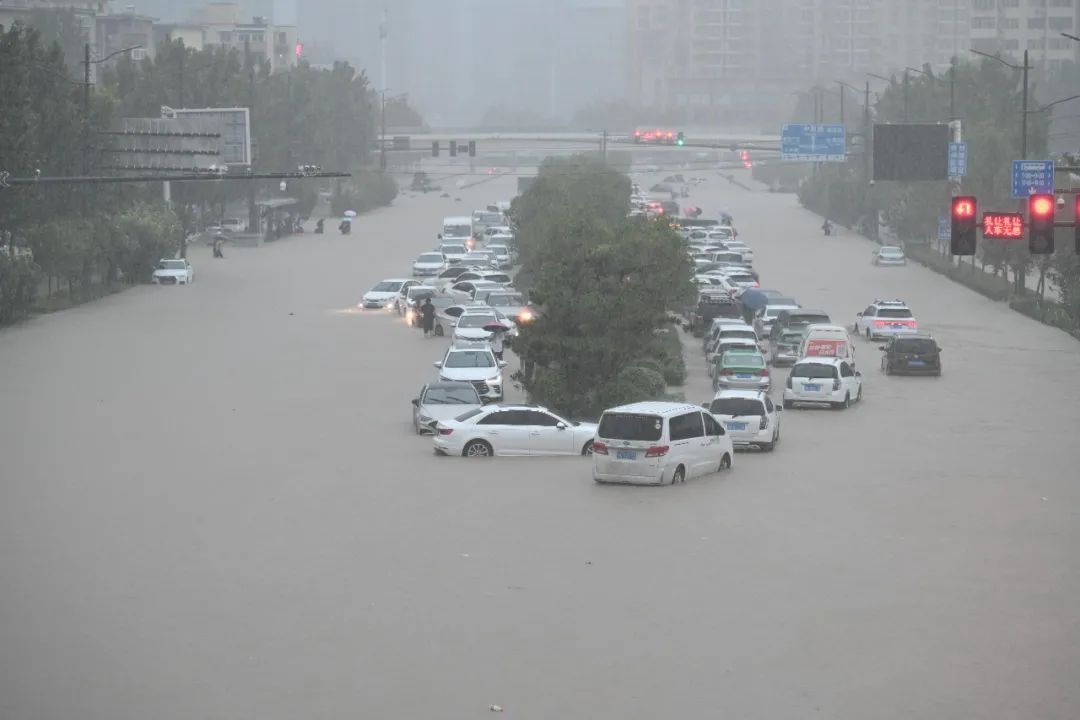 直击郑州暴雨:现场,气象分析及洪涝应对建议|郑州市_新浪财经_新浪网
