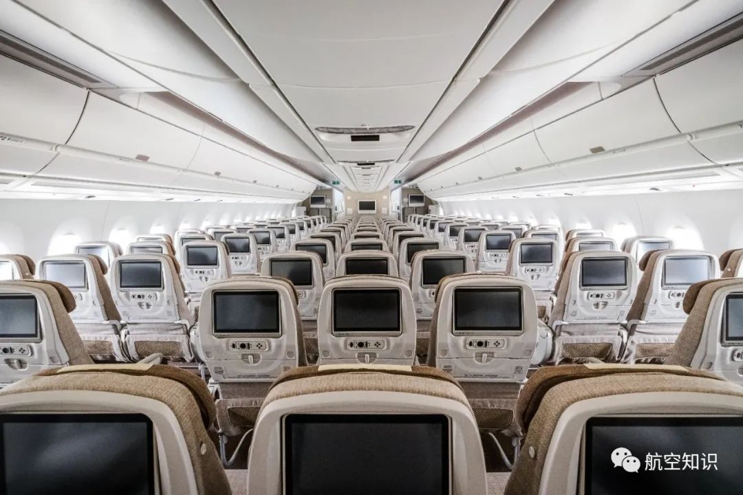 空客a350飞机拥有最新的气动设计,机身和机翼采用碳纤维复合材料制造