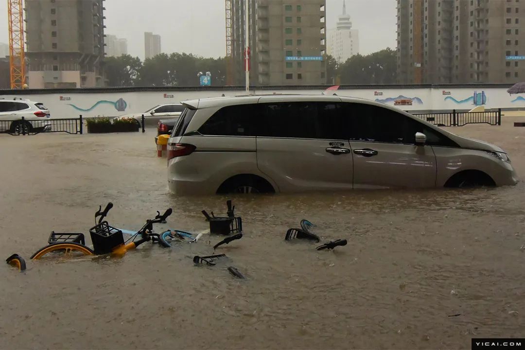 直击郑州暴雨地铁停运车辆被淹三天下了一年的雨量