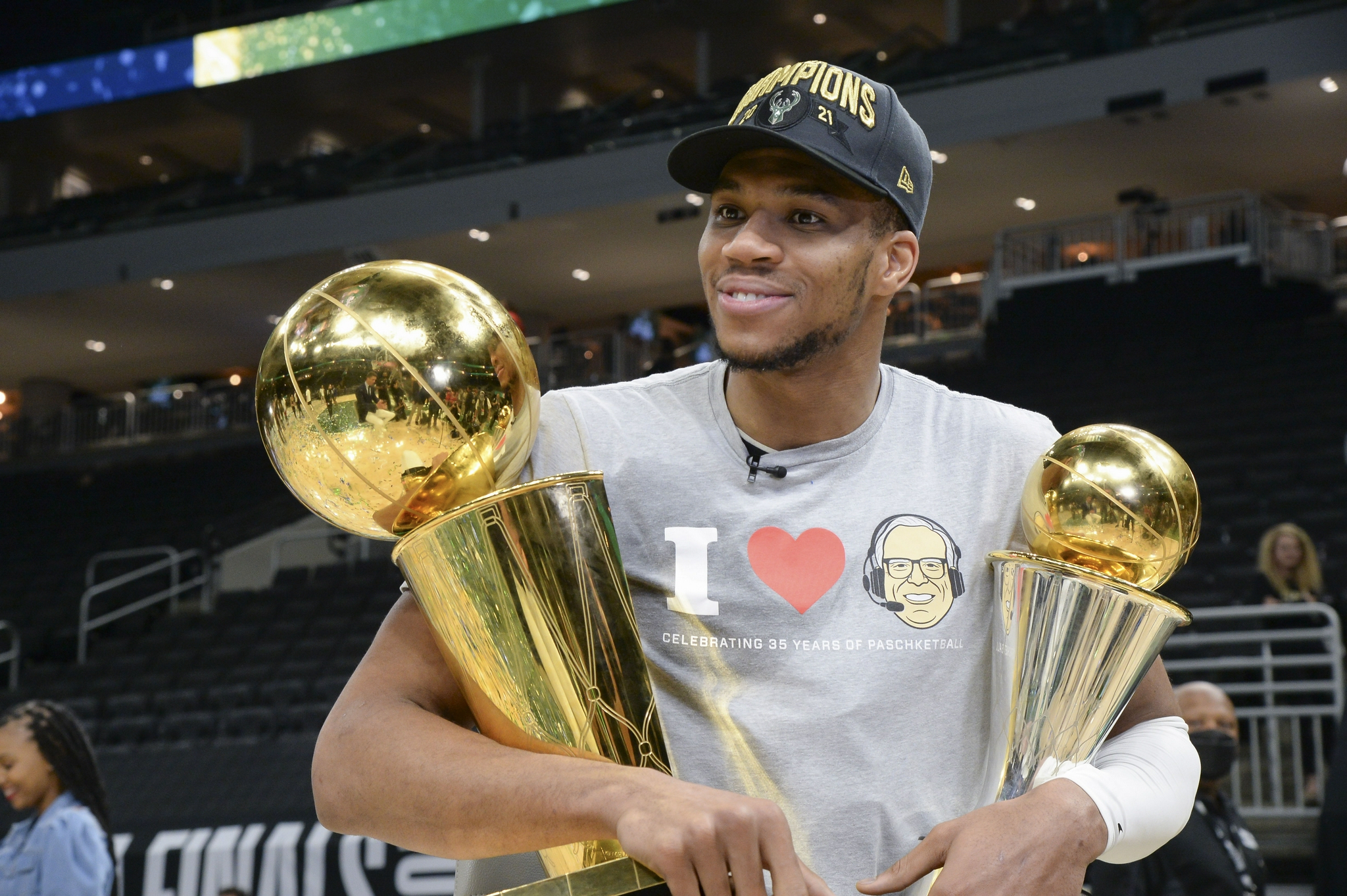 字母哥拿下总冠军和FMVP。