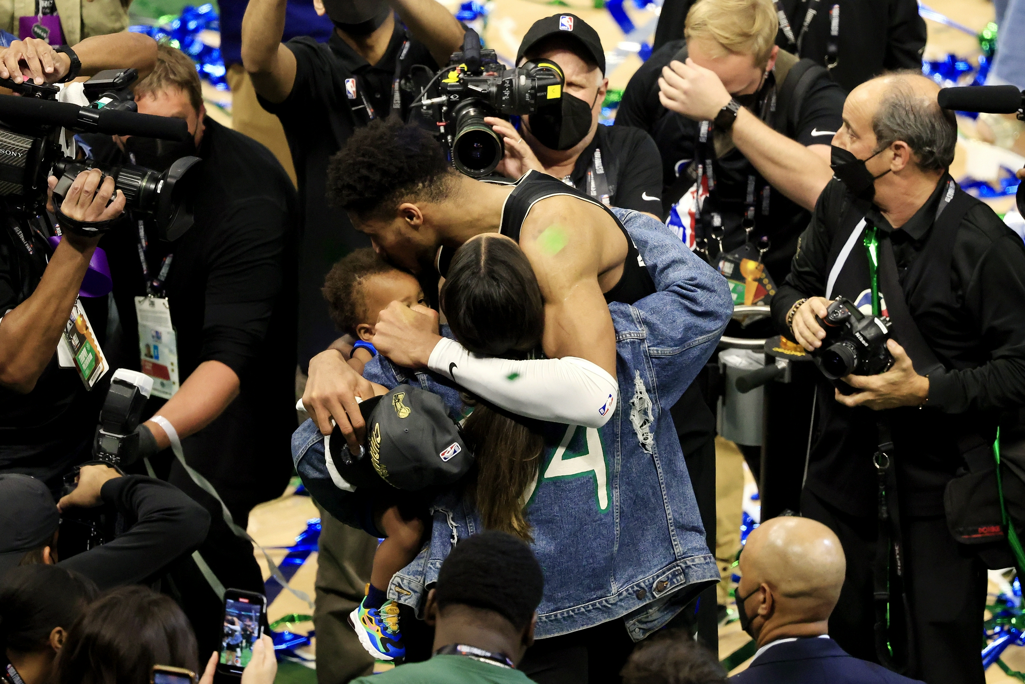 字母哥赛后拥抱家人。