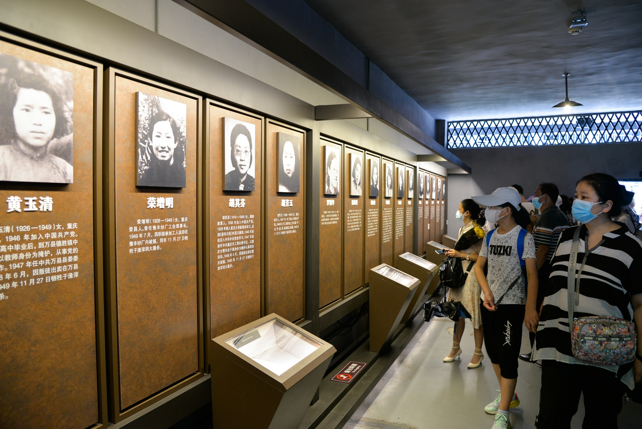 7月21日,人们在重庆渣滓洞看守所旧址景区参观.