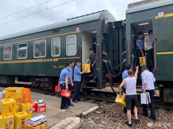 特大暴雨致铁路郑州局管内35趟列车临时停靠