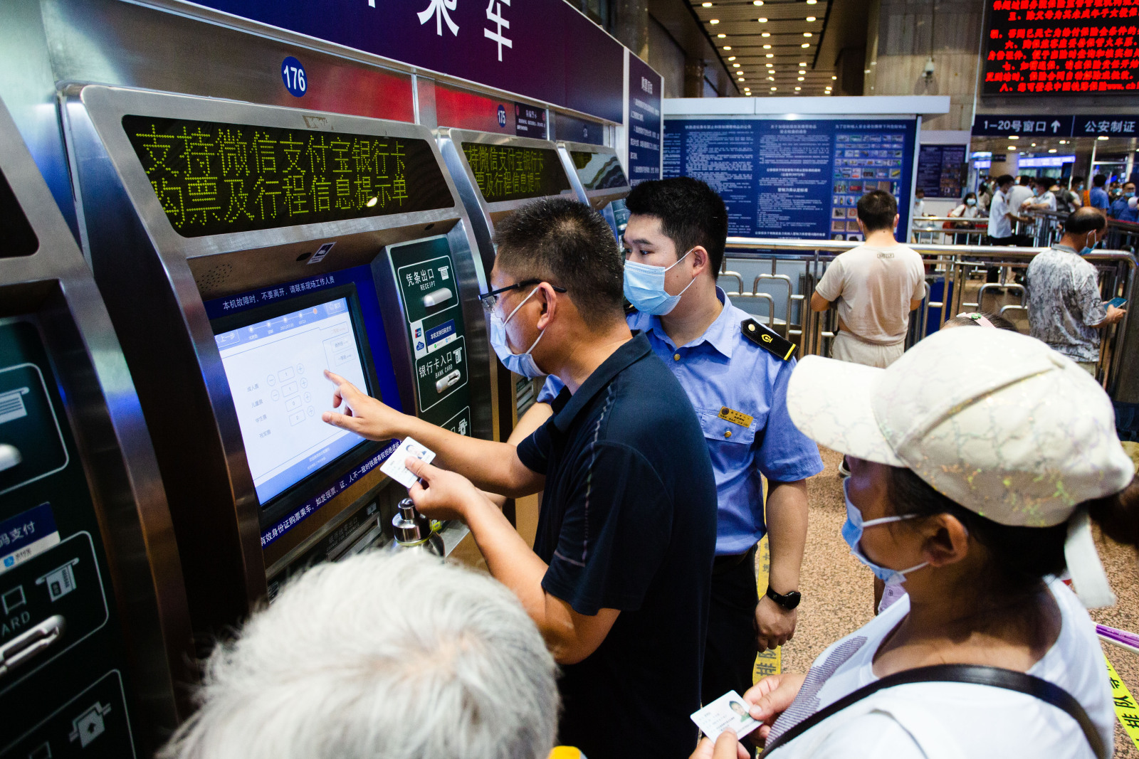 旅客在工作人员的帮助下办理退票(央广网发 北京铁路供图)