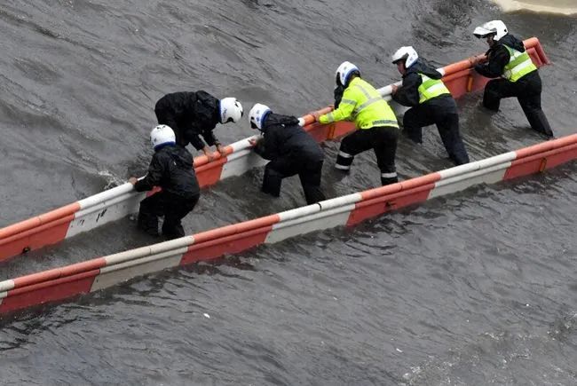 紧急！河南特大暴雨灾情严重！地铁倒灌黄河支流决口，部队已经出动抗洪抢险！休闲区蓝鸢梦想 - Www.slyday.coM