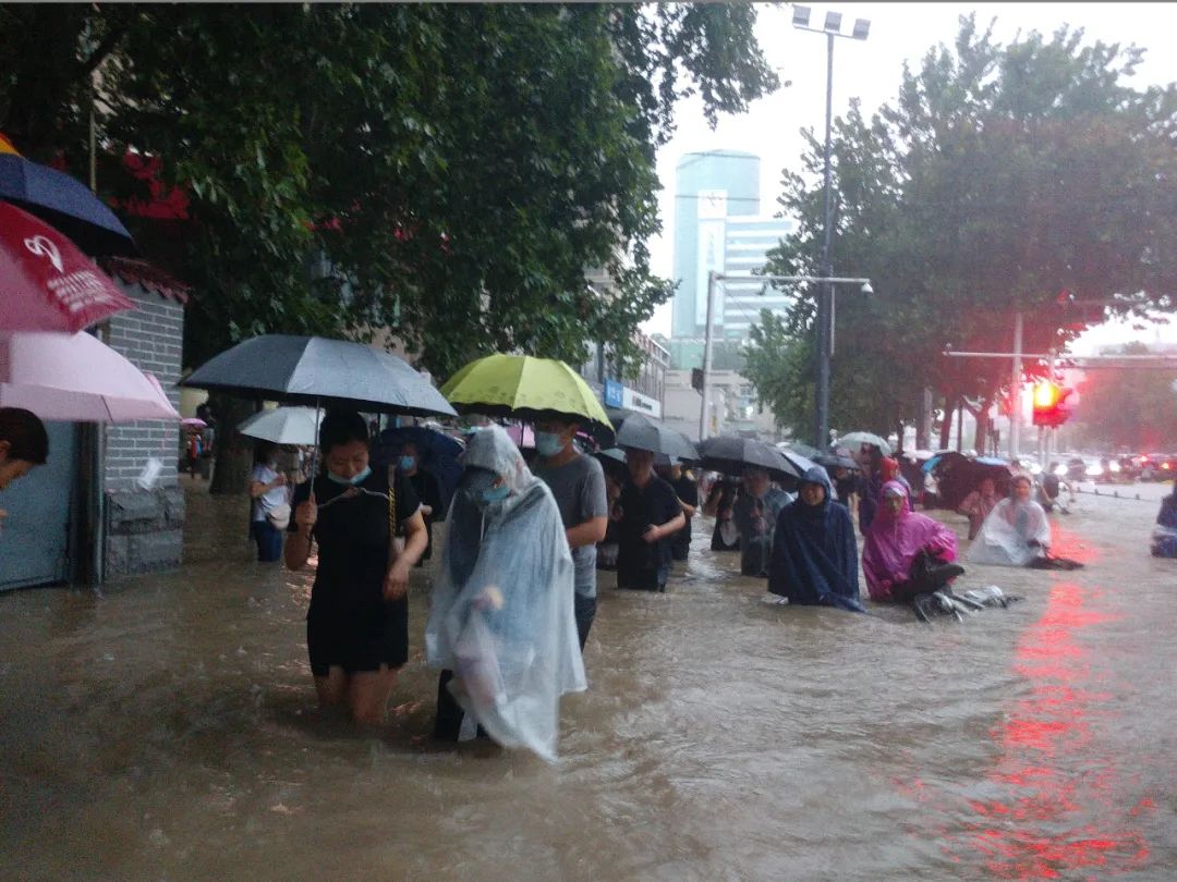 直击郑州暴雨:现场,气象分析及洪涝应对建议