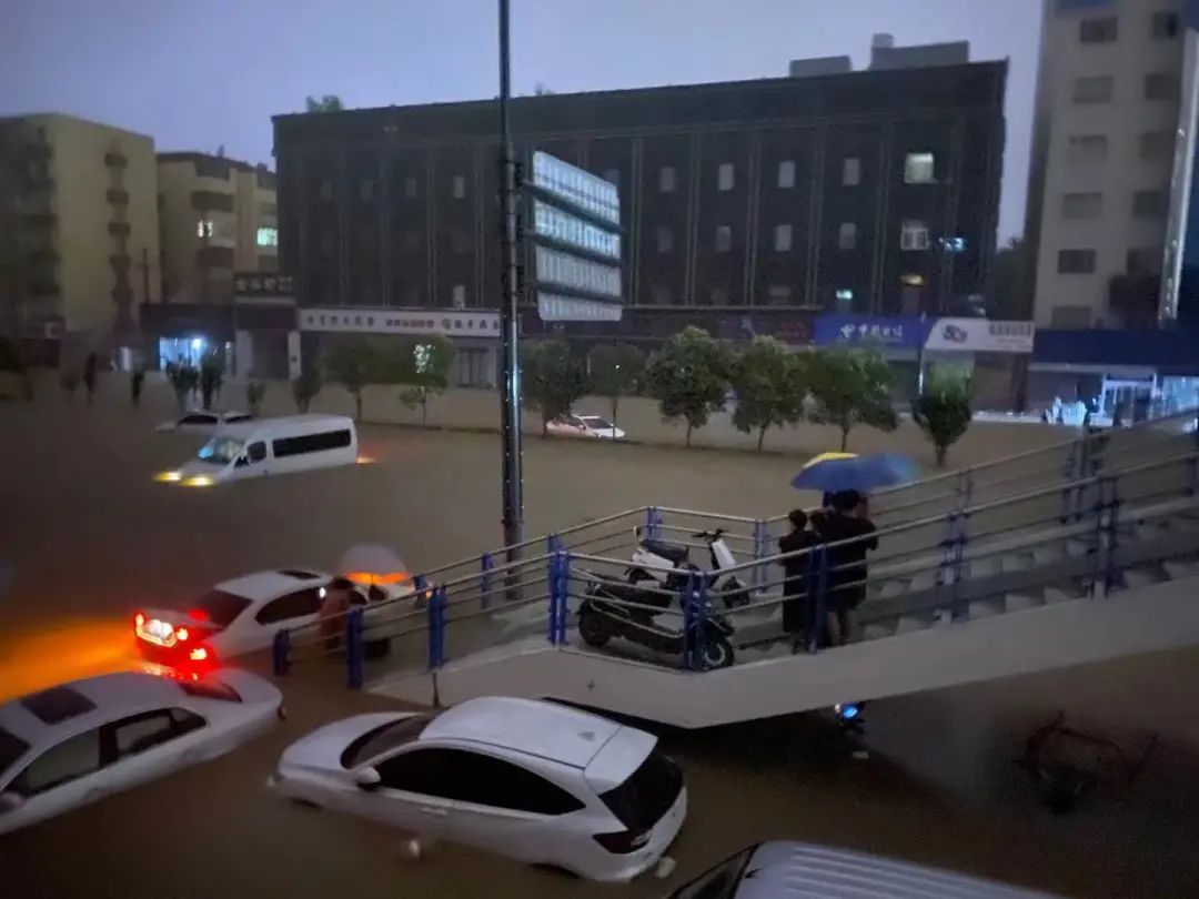 揪心！特大暴雨！郑州洪灾已致12人死亡，江西等地紧急增援中……休闲区蓝鸢梦想 - Www.slyday.coM