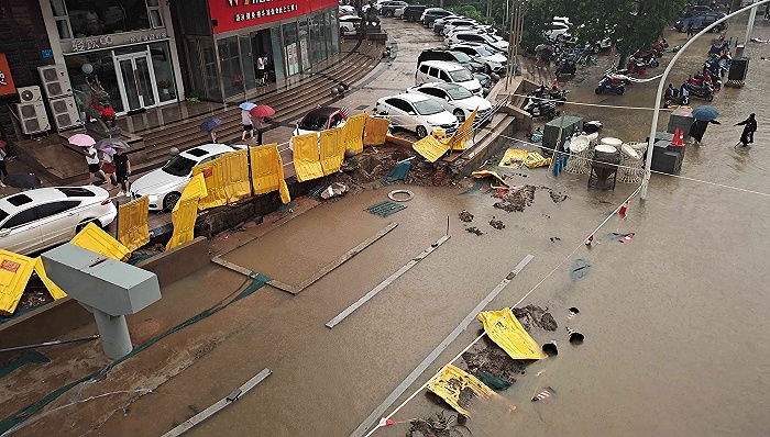 暴雨中的郑州酒店：开放大堂供附近居民避难，用消防绳从水里拉人