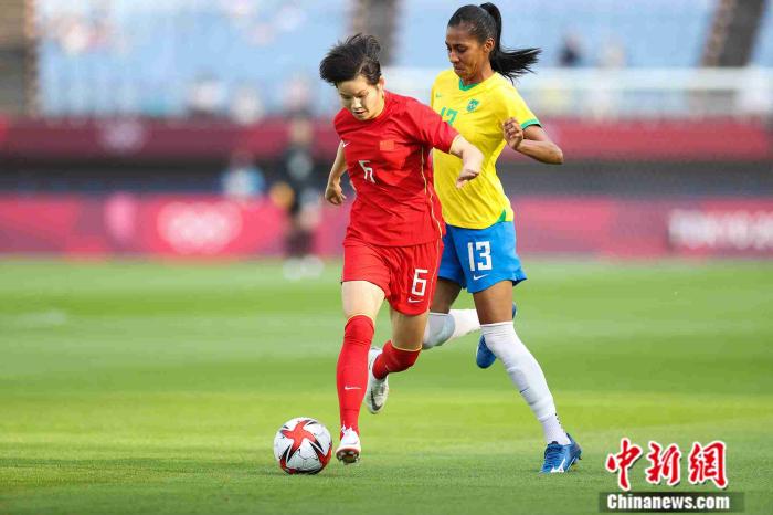 中国女足和巴西女足在比赛中。图片来源：视觉中国