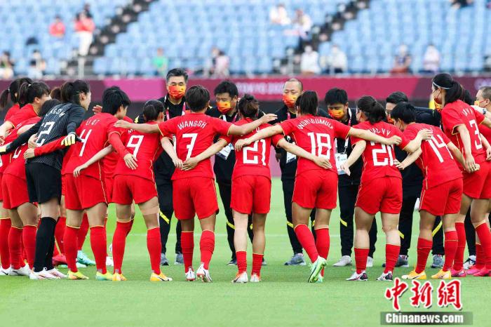 中国女足教练队员围成一圈打气。图片来源：视觉中国